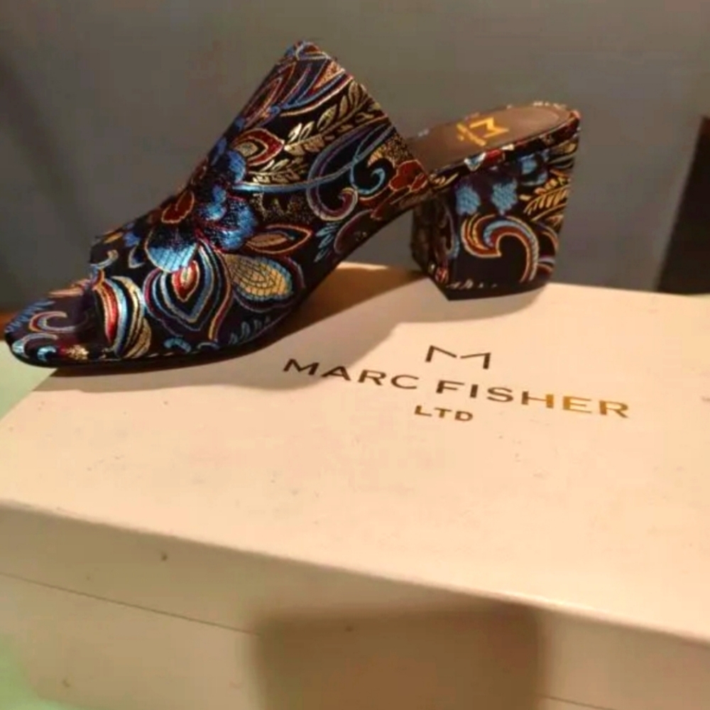 Marc Fisher Rare Embroidered Mule Slides Size 7M   NIB